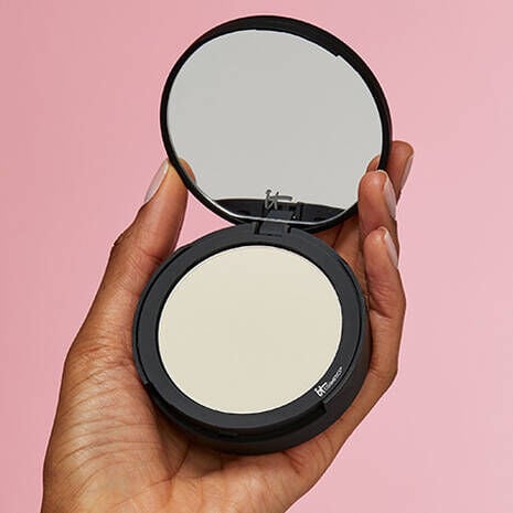Matte outlet face powder